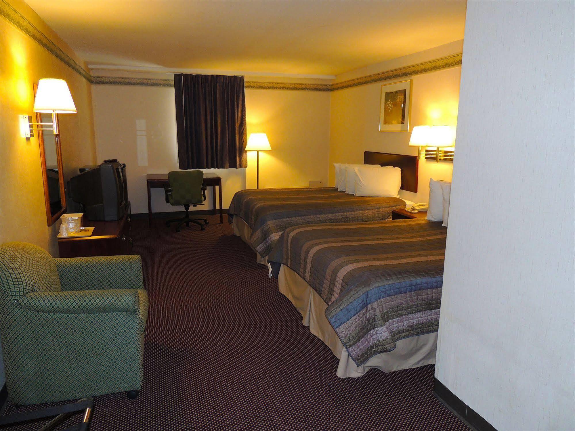 Budget Host Inn & Suites Fertility Extérieur photo