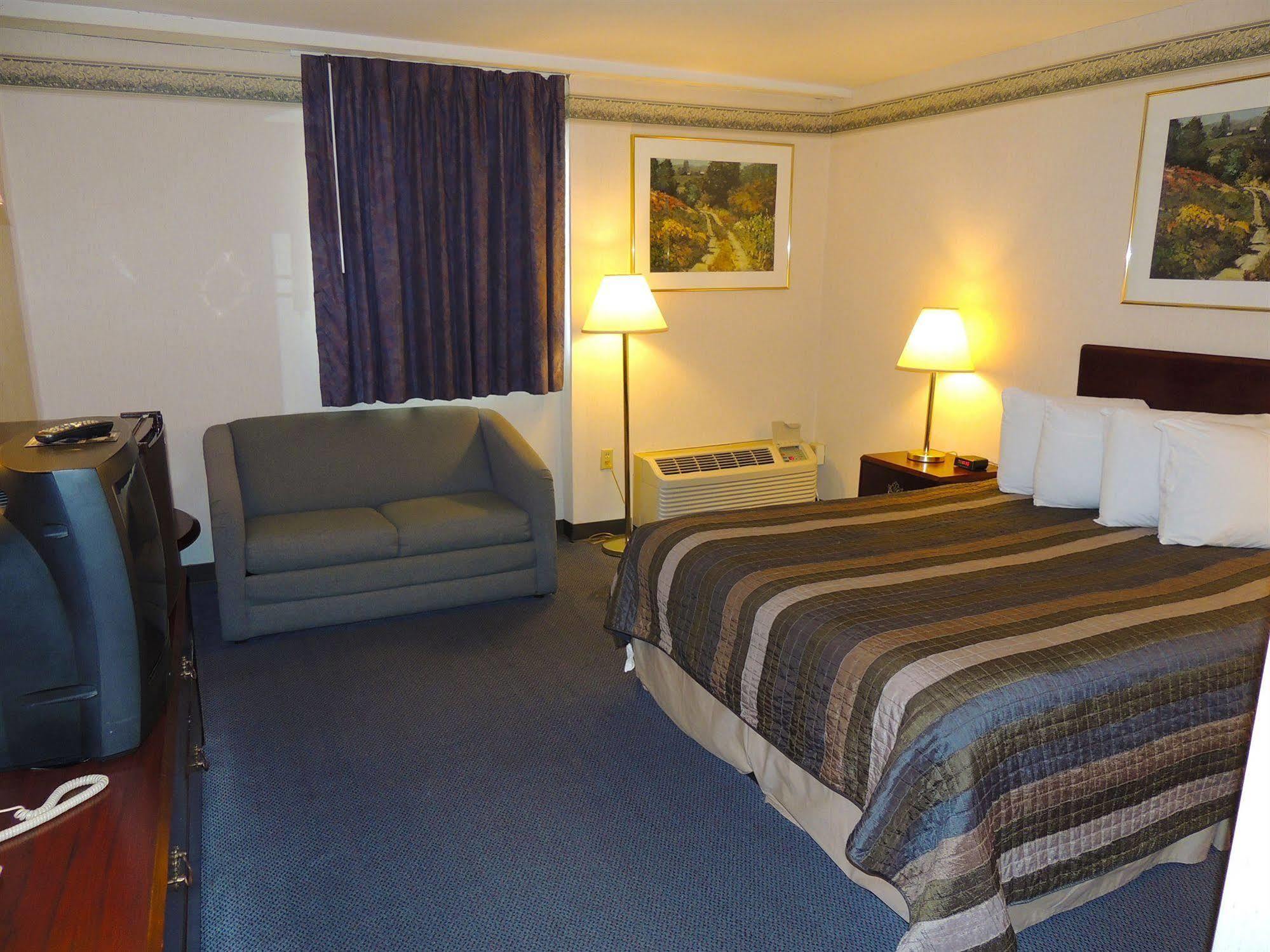 Budget Host Inn & Suites Fertility Extérieur photo