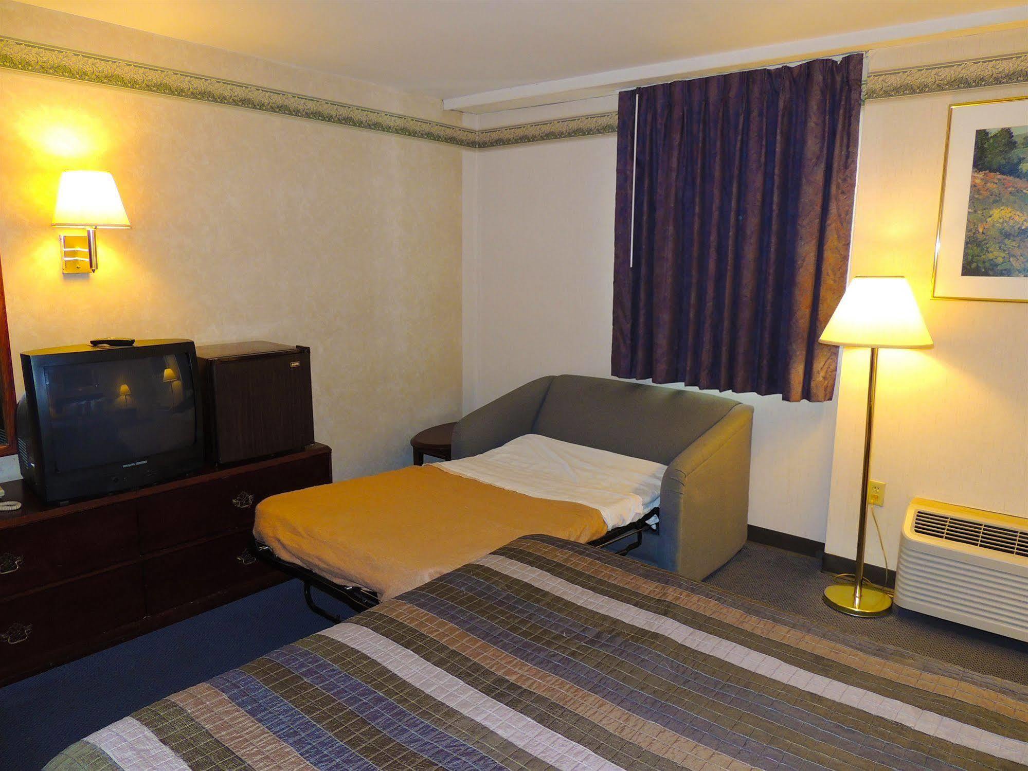 Budget Host Inn & Suites Fertility Extérieur photo